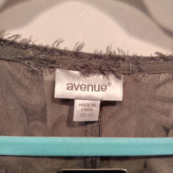 Avenue NWT Forest Khaki Sheer Floral Burnout Top  22/24 Casual Work Event Artsy - Picture 2 of 8